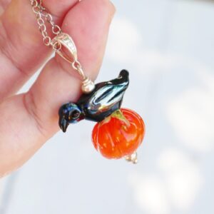 Collier Très beau corbeau sur sa citrouille