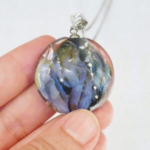 Très beau collier dentelles de verre bleues violettes