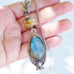 Elegant collier avec une labradorite bleue