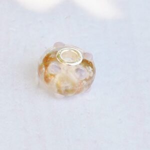 Perle blanche et dorures
