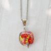 Joli collier aux fleurs rouges