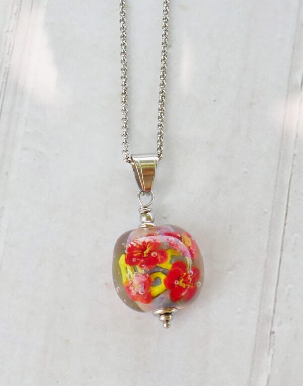 Joli collier aux fleurs rouges