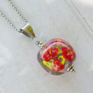 Joli collier aux fleurs rouges