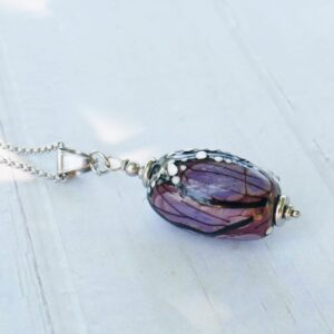Collier ailes de papillon violet