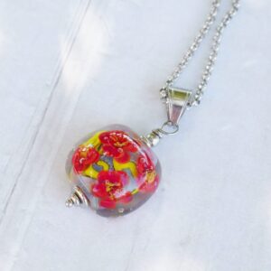 Magnifique collier aux fleurs rouges