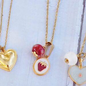 Collier romantique, breloque fraise des bois acier et or 18k