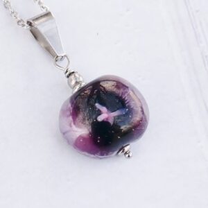 Collier fleur violette