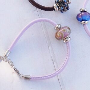 bracelet simili cuir parme, perle dorée et parme