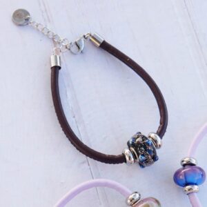 bracelet simili cuir marron et perle noire à paillettes