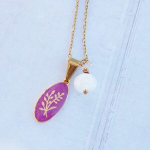 Collier violet et perle vert pastel romantique acier et or 18k.