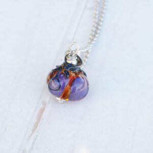 Collier petite citrouille magique violette