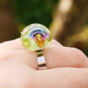 Jolie bague printanière avec fleur et petite abeille