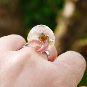 Jolie bague printanière avec fleur et son papillon