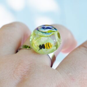 Jolie bague printanière Fleur & petite Abeille