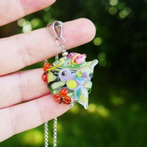 Joli collier colibri dessiné au verre fin