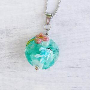 Collier tortue marine dans l'océan