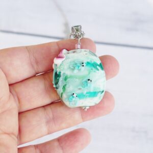 Collier petites tortues sur perle marine