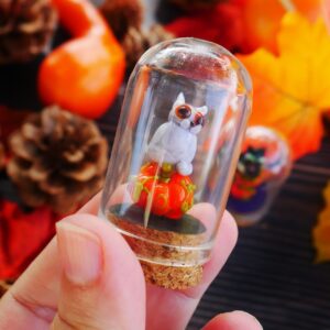 Mini déco petit chat sur sa citrouille