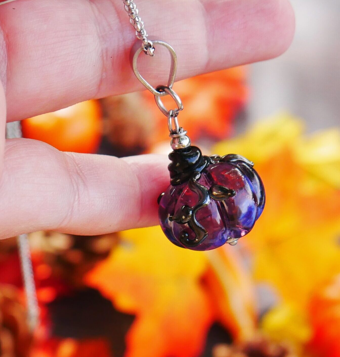 Joli collier citrouille violette – Image 1