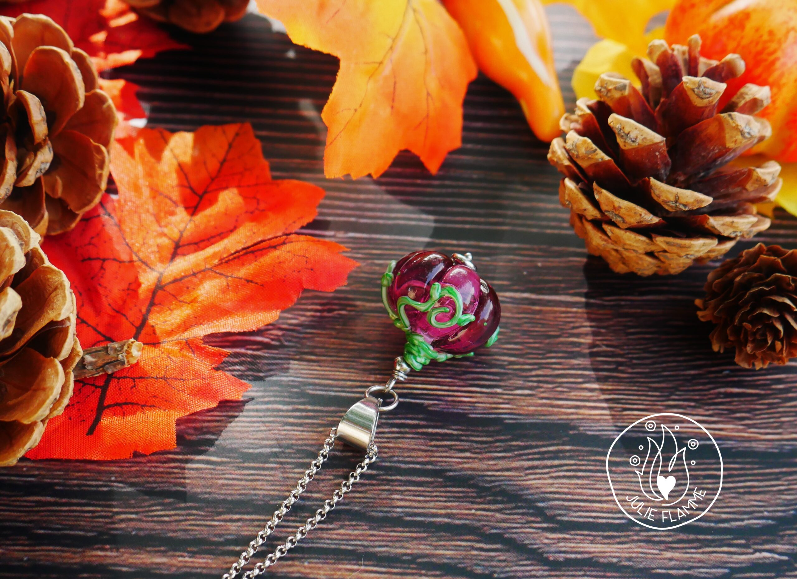 Joli collier citrouille violette aux reflets roses – Image 2