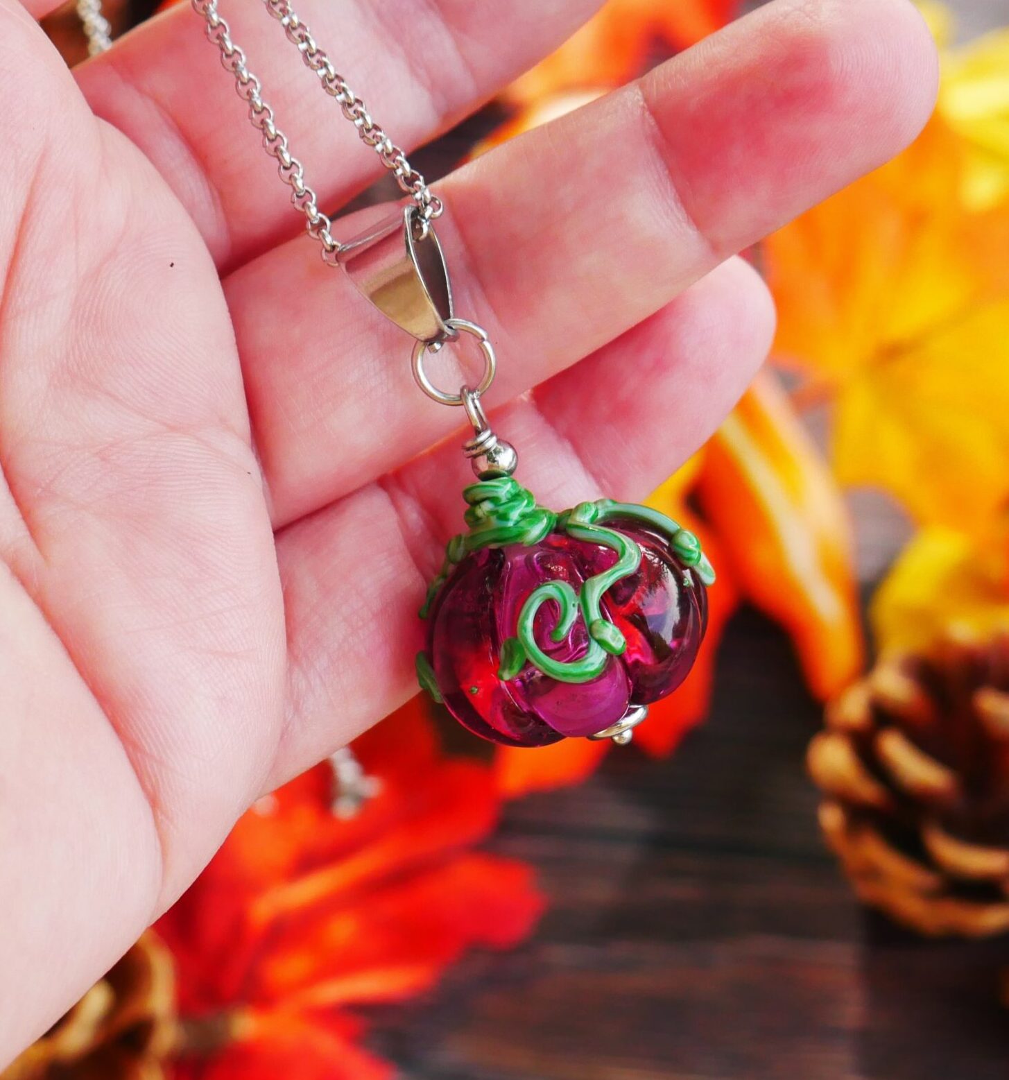 Joli collier citrouille violette aux reflets roses – Image 1